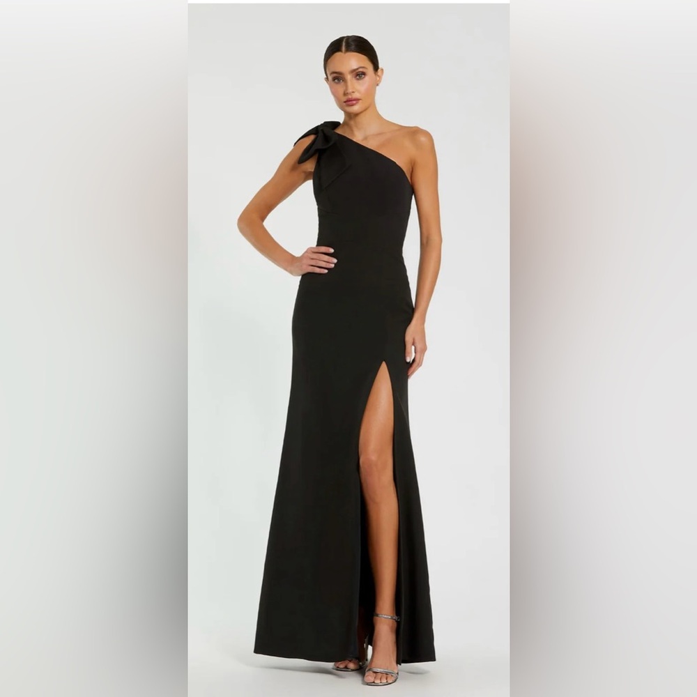 Elegant Black Sleeveless Dress - Picture 3 of 10